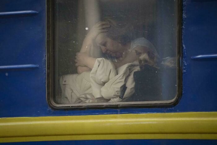 Une femme est assise à la fenêtre d’un train à destination de lviv. ap