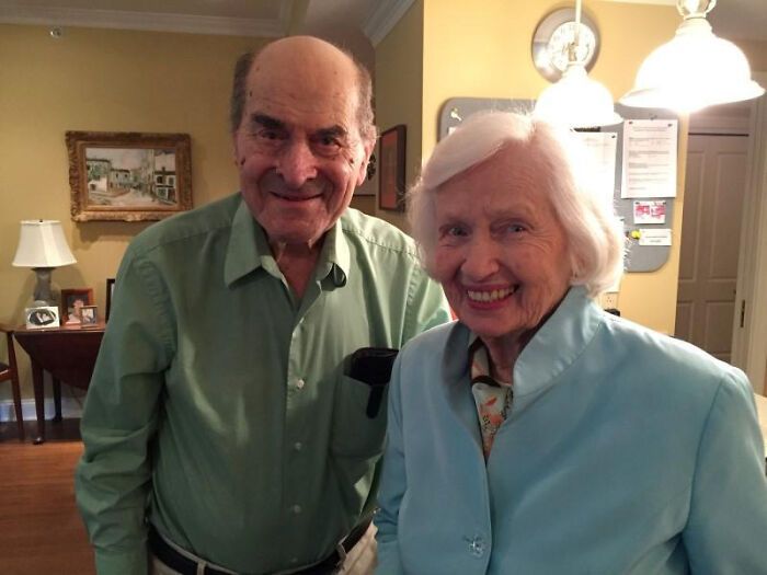 Un homme de 96 ans sauve une femme de 87 ans de l’étouffement en utilisant la manœuvre de heimlich. Cet homme n’est autre que le dr henry heimlich, l’inventeur de la technique. quel dur à cuire !