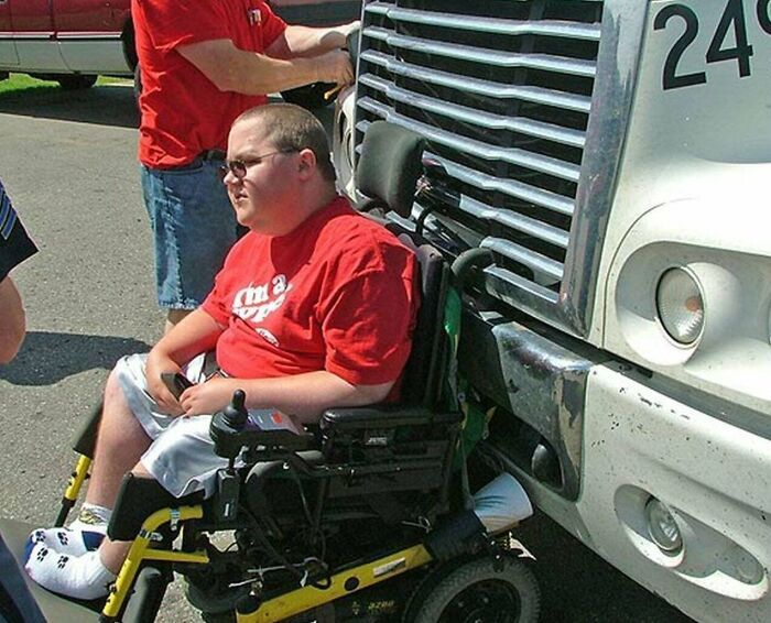 Un charpentier a fait le tour de sa vie lorsque son fauteuil roulant électrique s’est logé dans la grille d’un semi-remorque. Il a été poussé accidentellement sur une autoroute pendant plusieurs kilomètres à environ 80 km/h et a survécu sans être blessé.