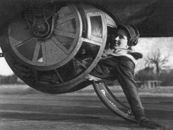 en 1943, le bombardier b-17 du mitrailleur de tourelle alan magee a été touché par la DCA et a commencé à partir en vrille. il a fait une chute de plus de 6 km sans parachute avant de s’écraser sur la verrière d’une gare. il a survécu à la chute et a vécu jusqu’à 84 ans.