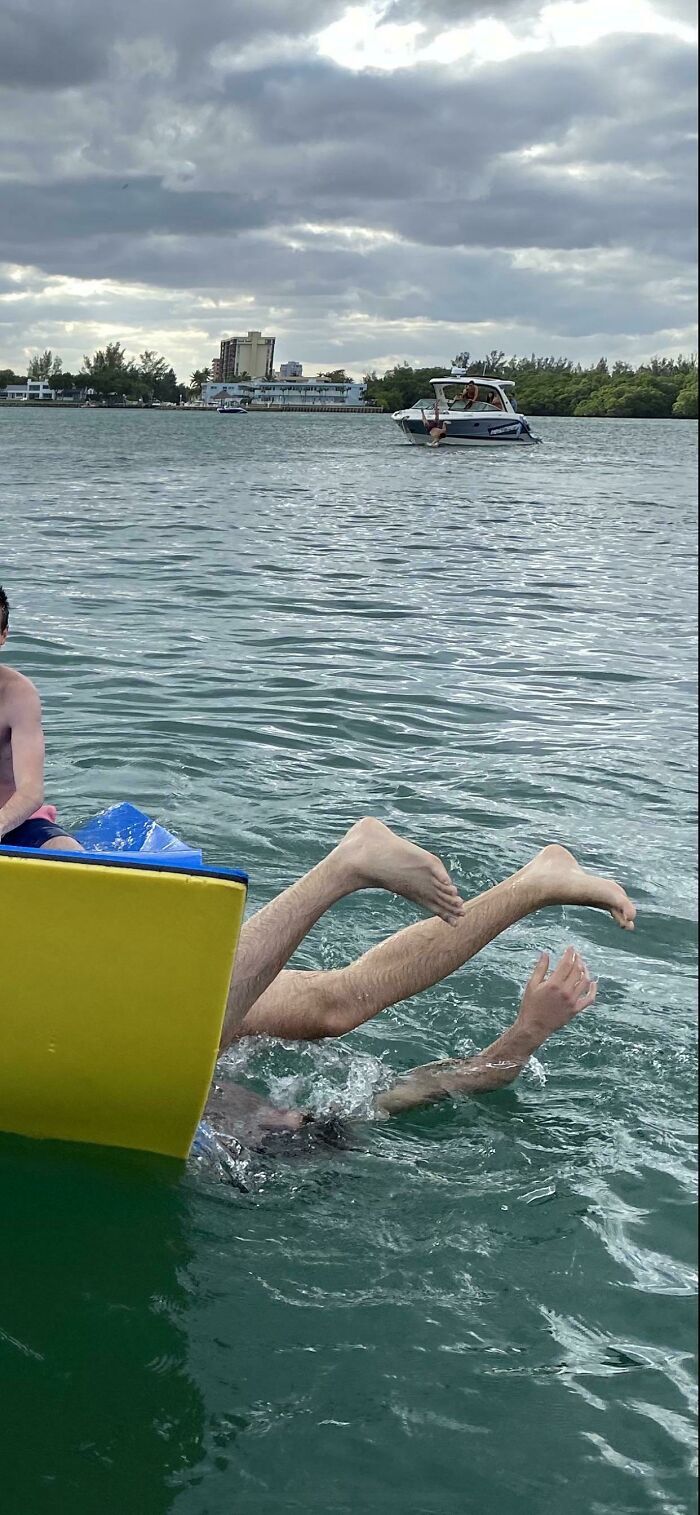 J’ai une photo de mon bf tombant d’un flotteur et je viens de réaliser qu’il y avait un gars tombant d’un bateau au même moment.