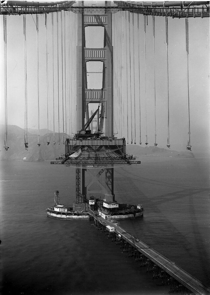 une rare photo de mi-construction du pont d’or en cours de construction en californie, 1935
