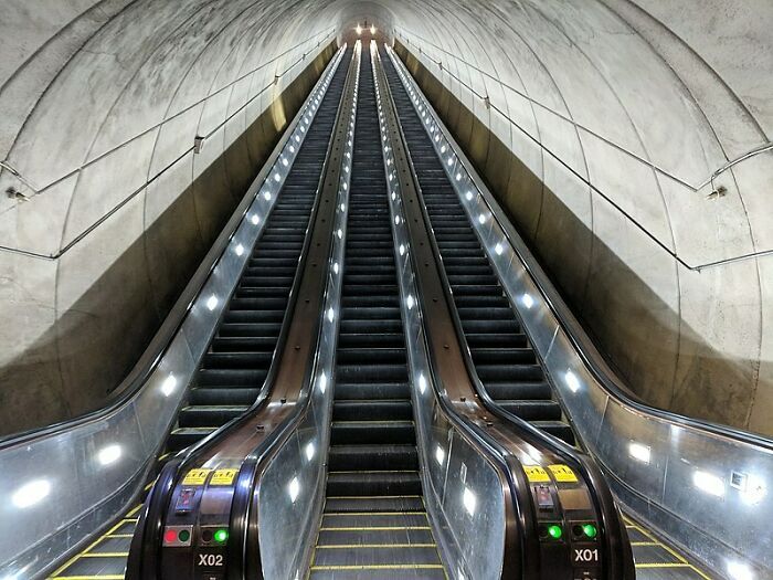 Les escaliers roulants de la station de métro Wheaton, dans le Maryland, sont les escaliers roulants à une seule portée les plus longs de l’hémisphère occidental (230 pieds). Je suis surpris qu’aucune scène de combat de film d’action n’ait été filmée ici.