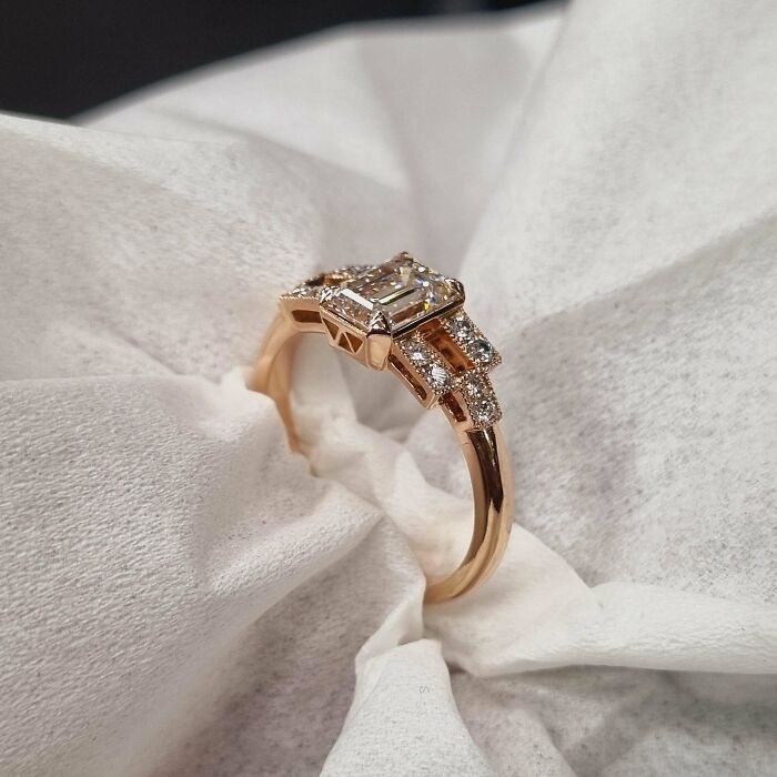 la bague de fiançailles en diamant que j’ai fabriquée pour ma (espérons-le) future fiancée. en or rose 18k