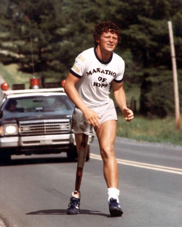 terry fox, un canadien de 21 ans qui a perdu une jambe à cause d’un cancer, a commencé une course à travers le canada pour collecter des fonds pour la recherche sur le cancer. il a couru l’équivalent d’un marathon complet par jour. il a parcouru 143 jours et 5 373 km avant que la propagation de son cancer ne le force à abandonner. il est mort en juin 1981.
