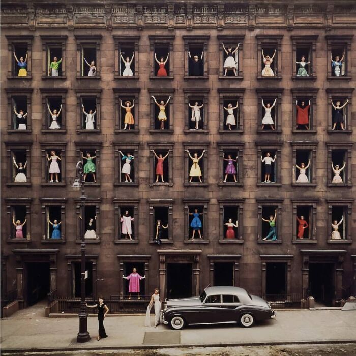 “Les filles aux fenêtres” prises par ormond gigli en 1960 à nyc. Le bâtiment a été démoli le lendemain.