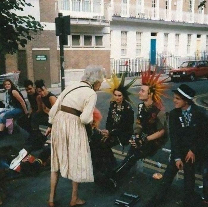 Les punks londoniens et une grand-mère surprise, 1982