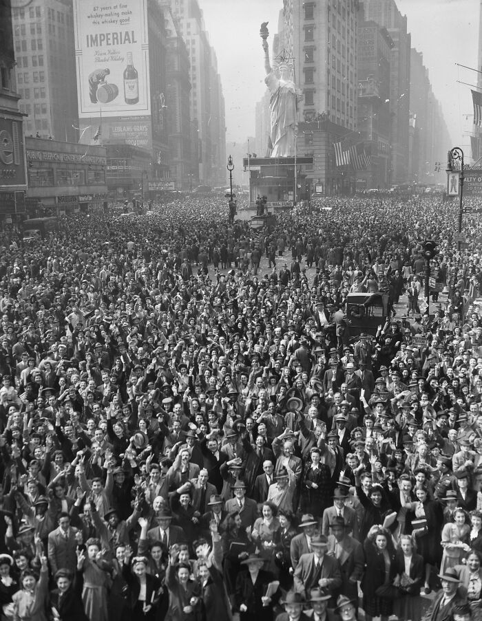 Les gens de Times Square, à New York, célèbrent la capitulation de l’Allemagne, le 7 mai 1945.