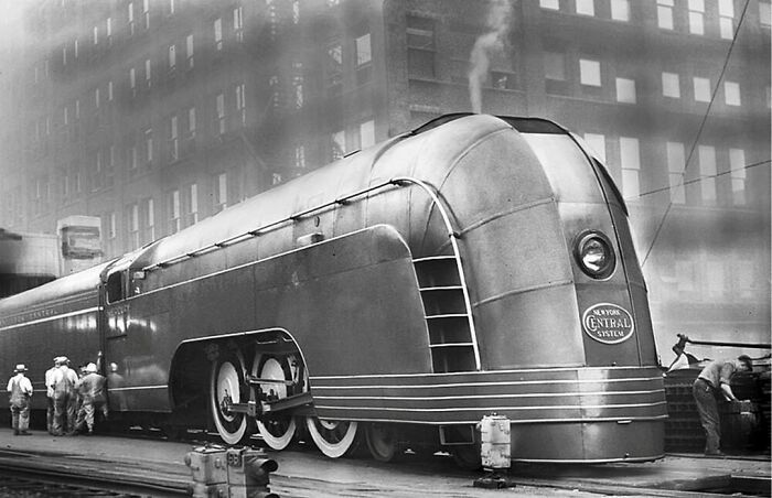 l’un des plus beaux trains jamais construits, le streamliner ‘mercury’, conçu dans un style art déco par henry dreyfuss pour la new york central railroad. en voici un capturé à chicago en 1936.