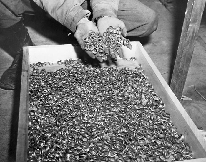 anneaux de mariage retirés aux victimes de l’holocauste avant leur exécution, 1945