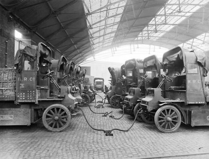 Voitures électriques en charge, 1917