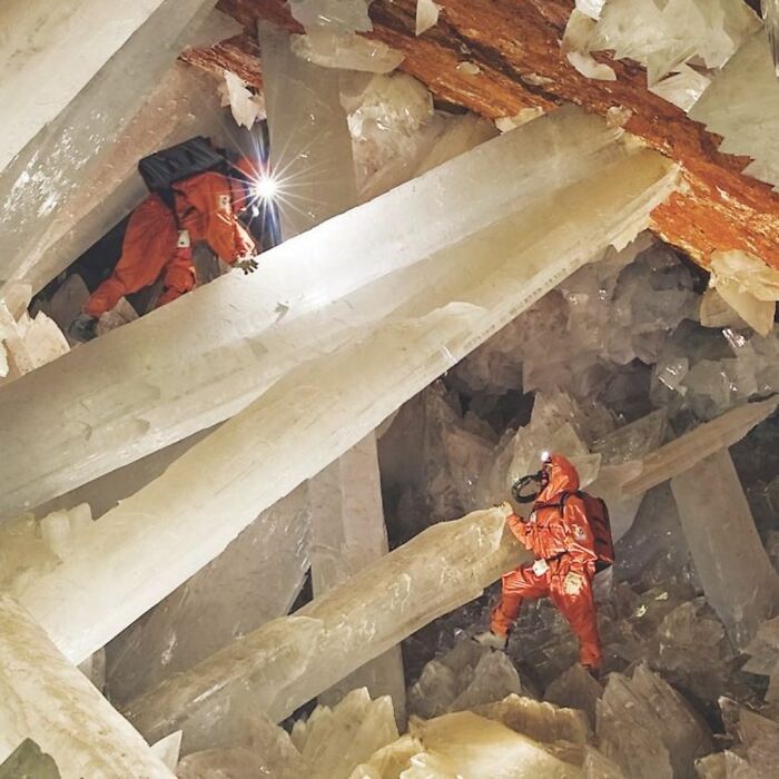 les spectaculaires trésors secrets qui poussent sous le mexique depuis 500 000 ans : une grotte contenant des cristaux de 11 mètres de long et pesant jusqu’à 55 tonnes.