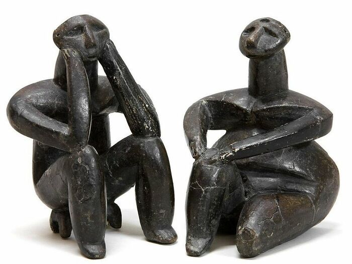 Figurines néolithiques de 7000 ans provenant de Roumanie, appelées “le penseur” et “la femme assise”.