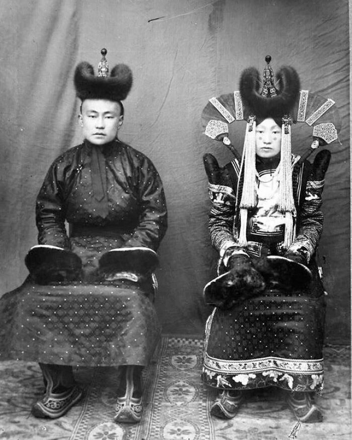le portrait de mariage d’un couple de mongols khalkha mariés, années 1920