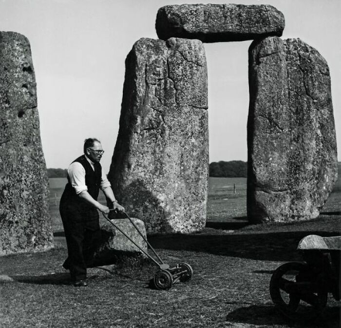 Le jardinier de Stonehenge tondant la pelouse, c. 1955