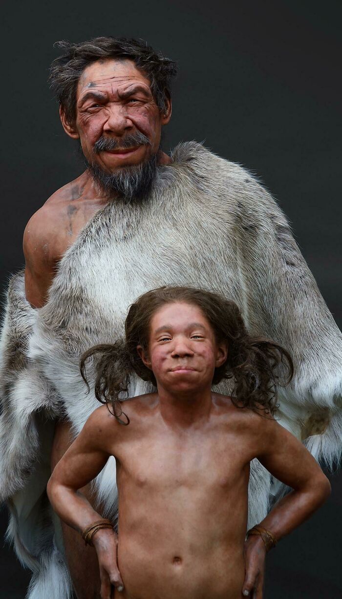 un père néandertalien avec son enfant. reconstruction réalisée par les frères kennis