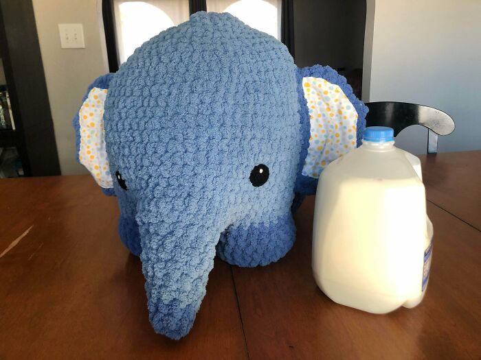 Donc logiquement, je savais qu’en utilisant un fil jumbo et un crochet de 11,5 mm, je ferais un amigurumi géant, mais émotionnellement… je n’étais pas préparée à la taille qu’il aurait.