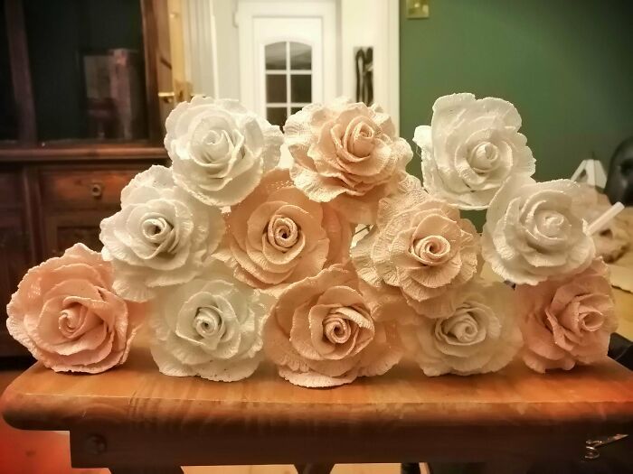 Il y a quelque temps, j’ai posté quelques unes des roses que j’avais crochetées pour mon bouquet de mariage et j’ai promis de poster mes progrès. 12 roses maintenant terminées !