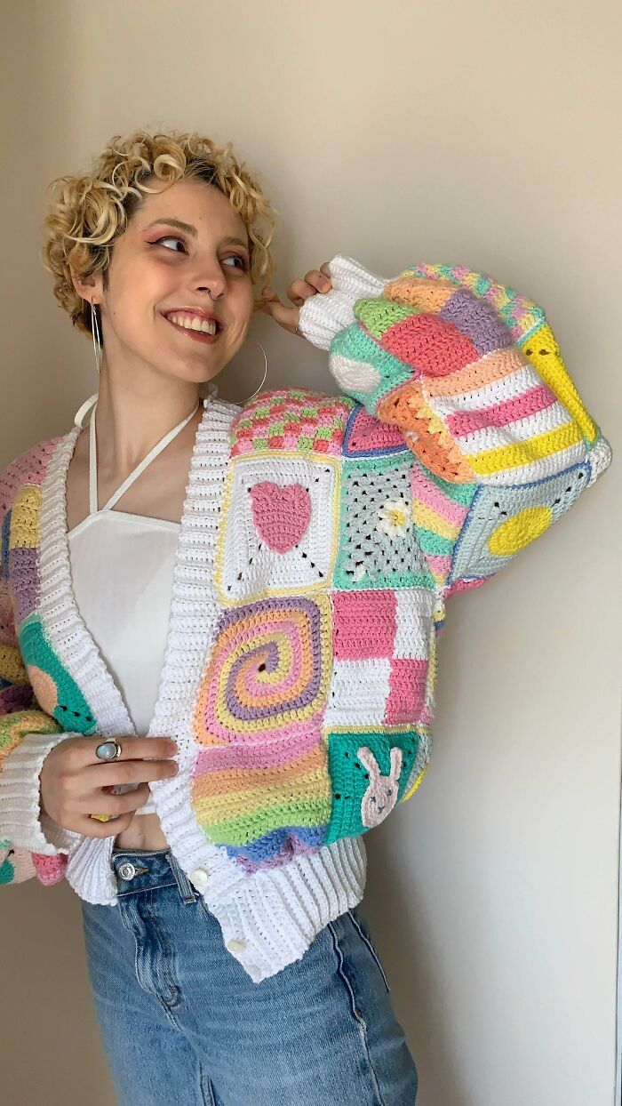 mon tout premier cardigan au crochet est terminé ! j’ai commencé à crocheter il y a 9 mois et c’est mon propre patron