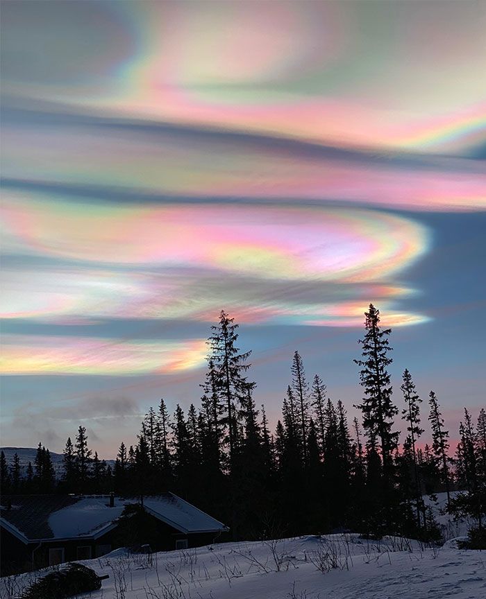 Un phénomène rare appelé nuages nacrés. Ils se forment très haut dans l’atmosphère, à une altitude de 30 kilomètres. La photo est prise à Jamtland, en Suède.