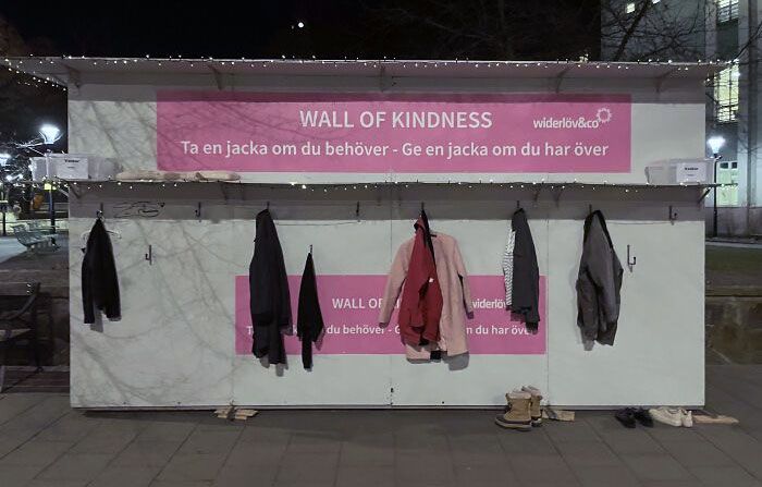 C’est un « mur de la gentillesse » à Stockholm, en Suède, où les gens peuvent laisser des vêtements et en prendre s’ils en ont besoin, pendant les mois froids de l’hiver.
