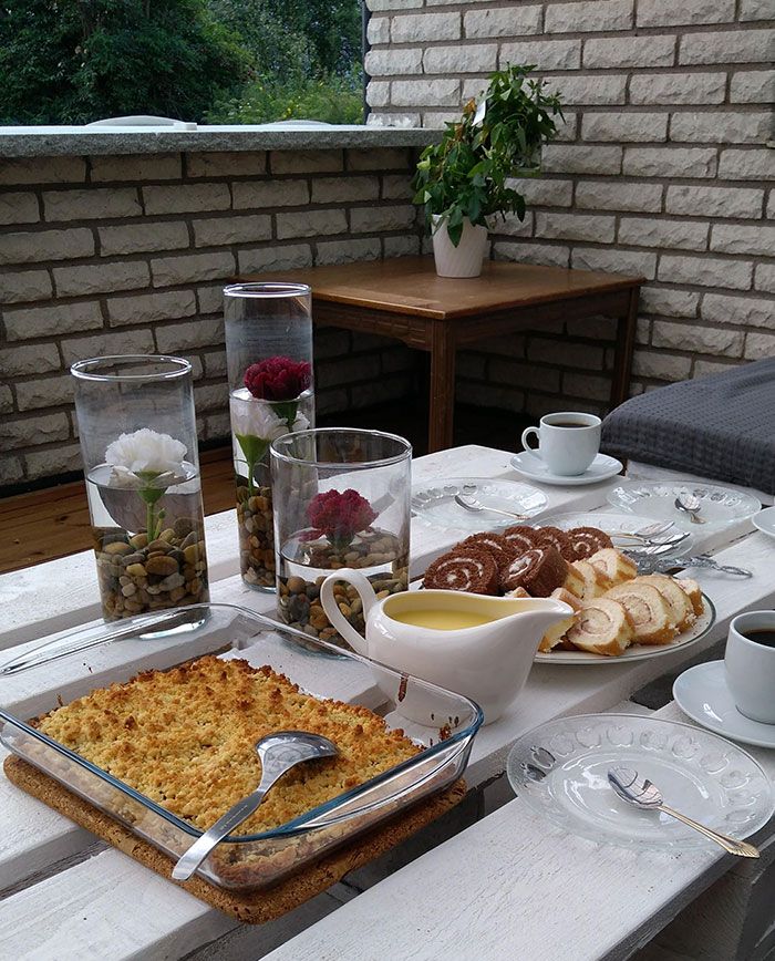 Voici une photo de ce à quoi ressemble la fika suédoise. La fika est un concept de la culture suédoise qui signifie « prendre un café, un gâteau et bavarder ».