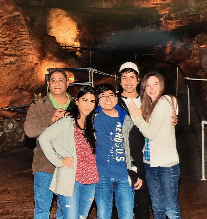 nous avons pris cette photo dans les grottes de branson, mo, il y a plus de 2 ans. nous n’avions jamais remarqué notre invité inattendu jusqu’à maintenant.