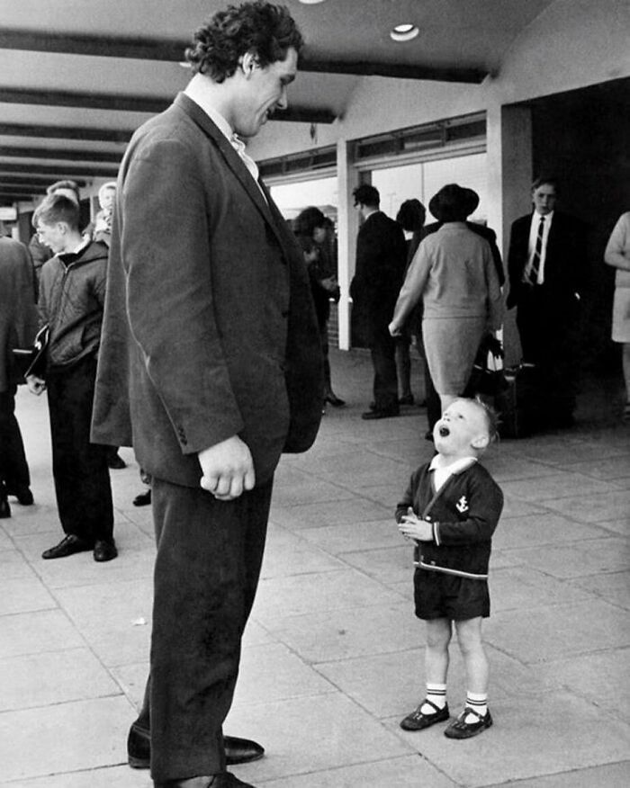 réaction d’un jeune garçon à sa rencontre avec andré le géant, 1970