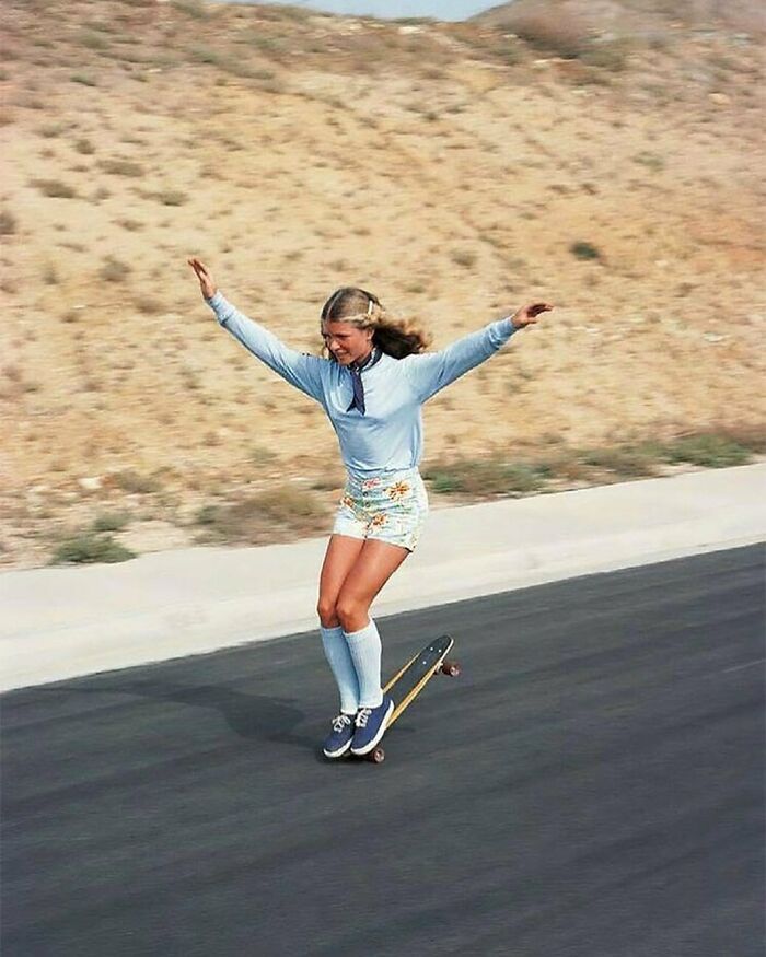 ellen o’neal fait du skateboard dans les années 1970