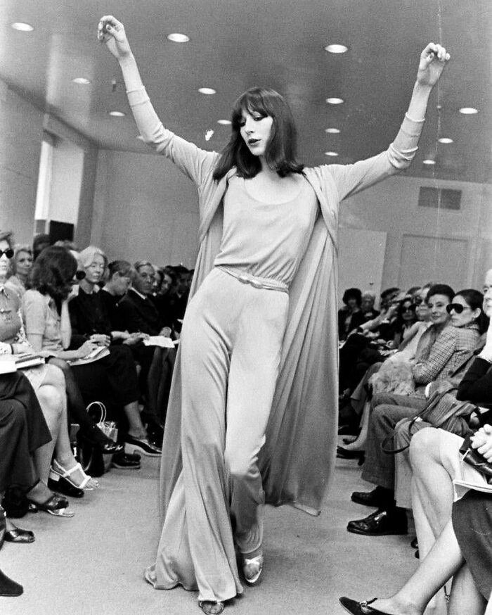 anjelica huston pose pour la collection de prêt-à-porter d’automne de halston en 1972