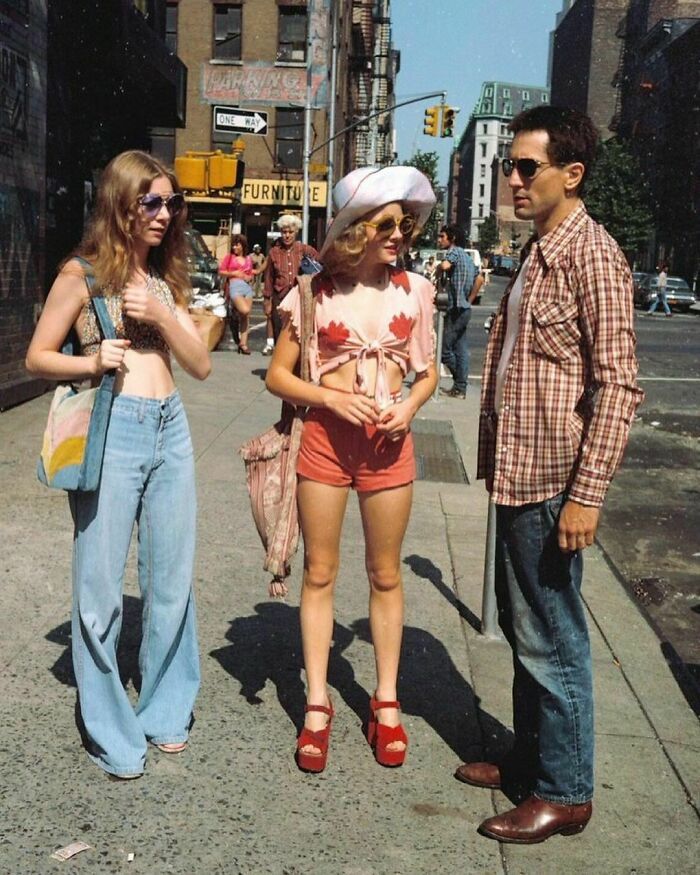 billie perkins, jodie foster, & robert de niro sur le plateau de taxi driver en 1975