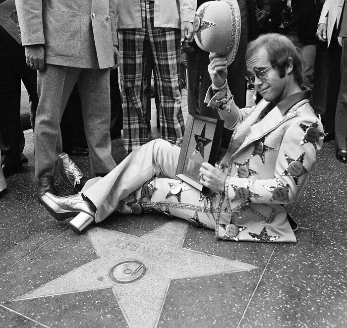 elton john posant après qu’une étoile lui ait été dédiée sur le hollywood walk of fame, 1975 (par jeff robbins).