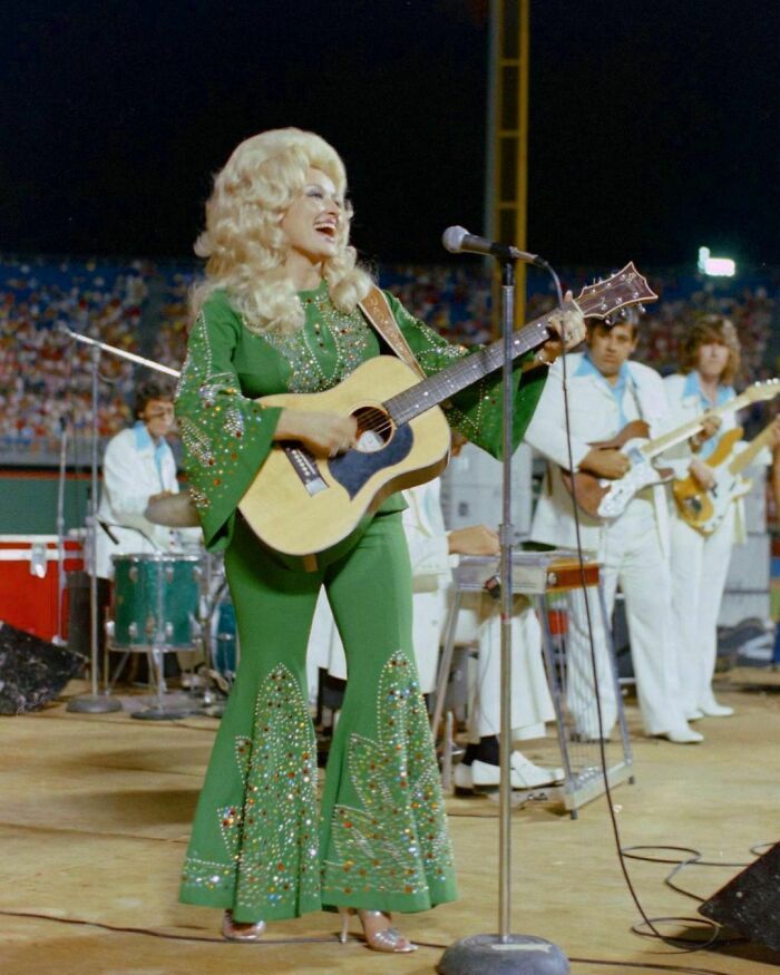 dolly parton se produit lors de l’événement country gold anniversary de wbap au texas, 1974