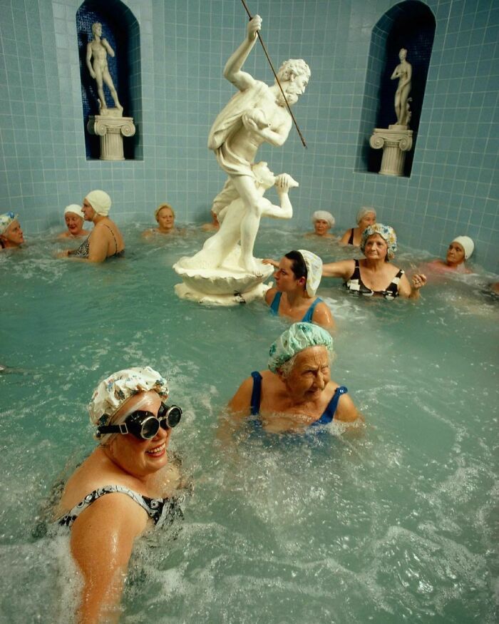“Des femmes profitent des bienfaits d’un bain à remous chauffé à saint petersburg, floride, 1973.” (photographié par jonathan blair pour national geographic)