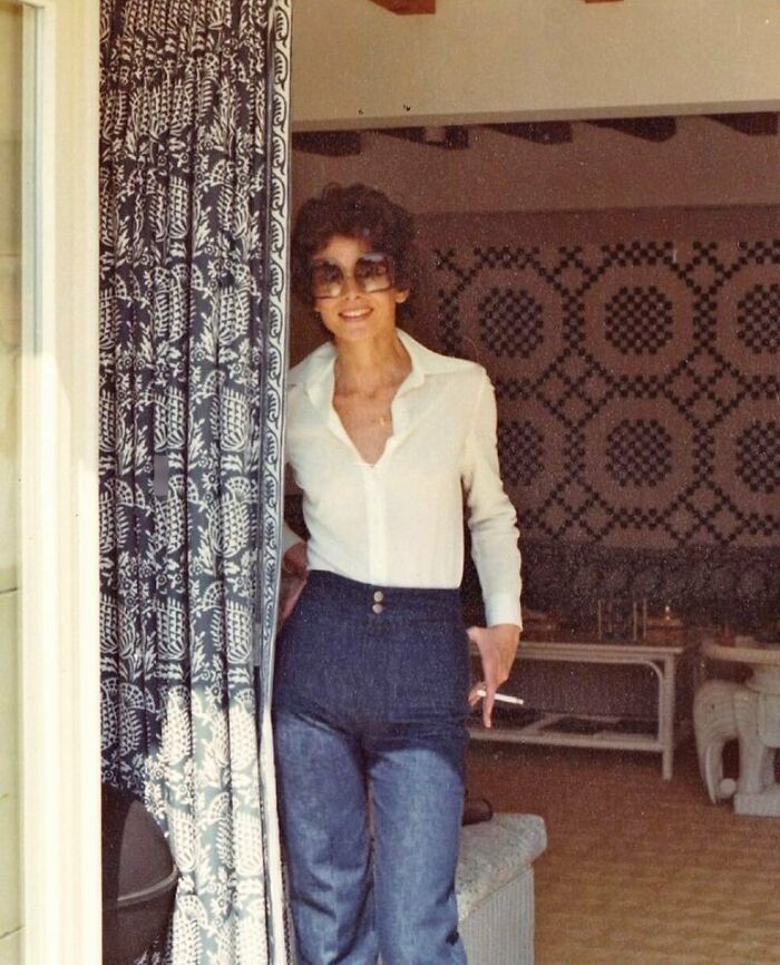 audrey hepburn dans sa maison de plage louée en toscane, 1972 (luca dotti)
