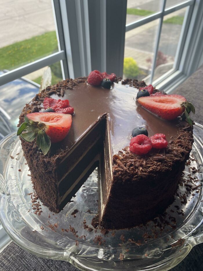 j’ai fait mon gâteau d’anniversaire ! c’est un gâteau espresso au chocolat avec un crémeux au chocolat, une crème au beurre swiss meringue espresso et un glaçage au chocolat noir !