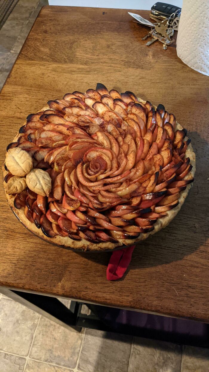 Mon fiancé a fait cette incroyable tarte aux pommes à la rose. Elle est aussi délicieuse qu’elle en a l’air et je devais la montrer.