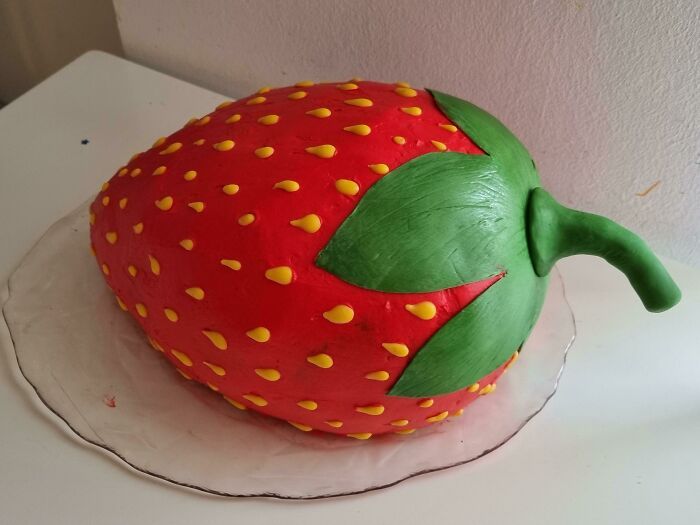 J’ai fait un gâteau aux fraises en forme de fraise