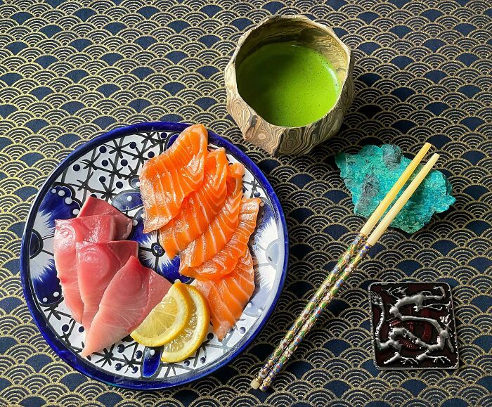 sashimi de sériole et de saumon avec matcha