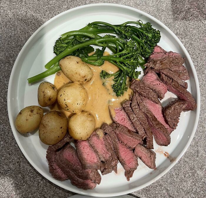 steak, pommes de terre et brocoli