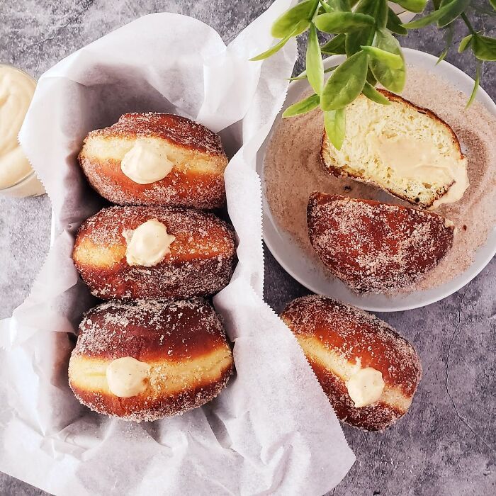 “beignets briochés à la crème au caramel salé enrobés de sucre à la cannelle””.