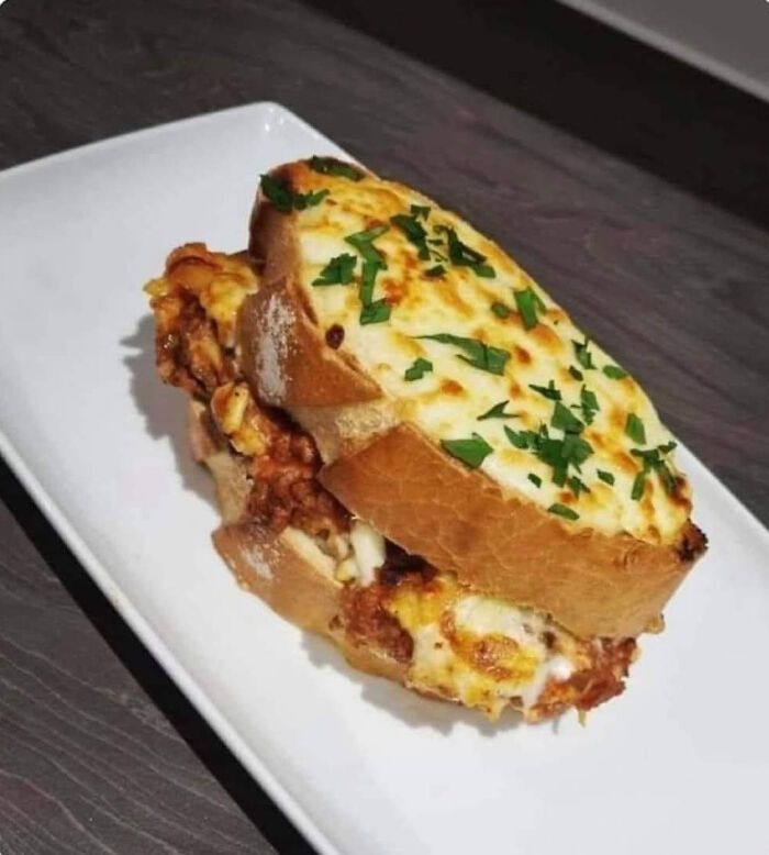 Un sandwich lasagne au pain à l’ail !