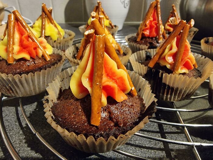 Cupcakes au chocolat avec crème au beurre colorée et bâtonnets salés