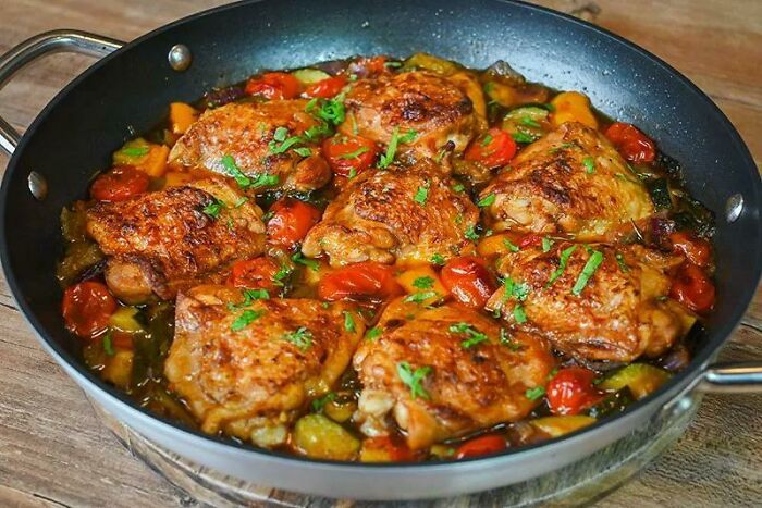 Cuisses de poulet braisées avec une riche base de légumes