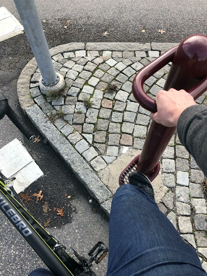 un stand auquel les motards peuvent s’accrocher en attendant les feux de signalisation en suède.