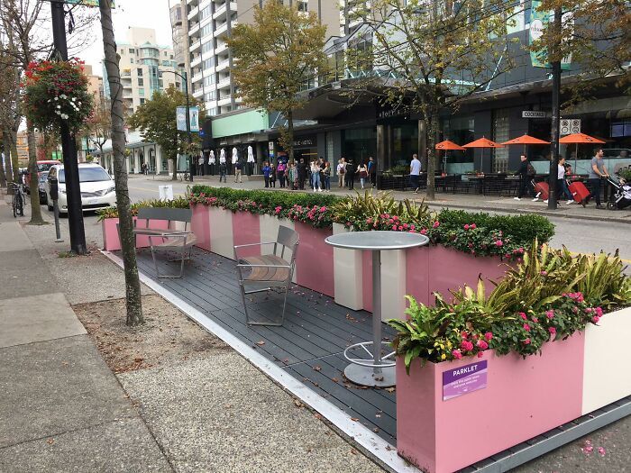 Ma ville a supprimé certains parkings dans les rues et a créé ces “parklets”. C’est une bien meilleure utilisation de l’espace.