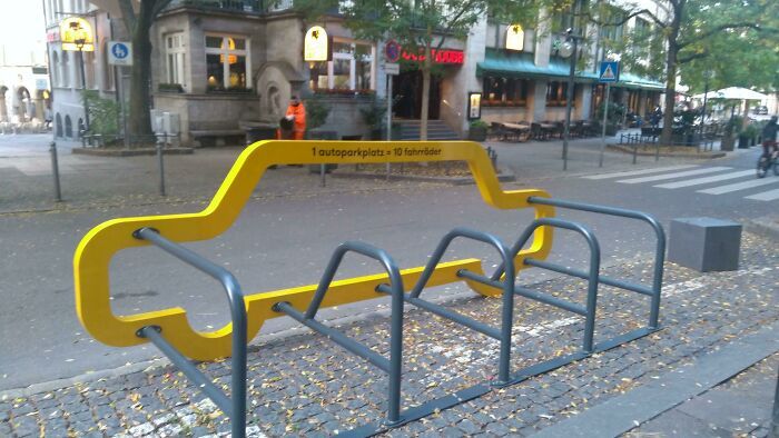 1 place de parking pour voiture = 10 places pour vélo, repéré à Stuttgart, la patrie de la voiture.