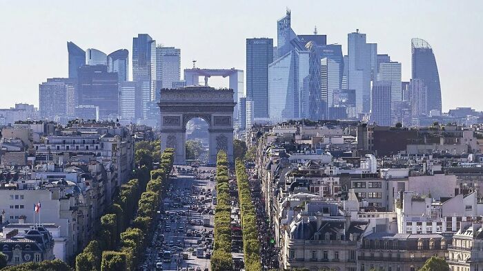 à paris, le quartier financier est isolé du vieux centre ville, ce qui lui permet de conserver son apparence