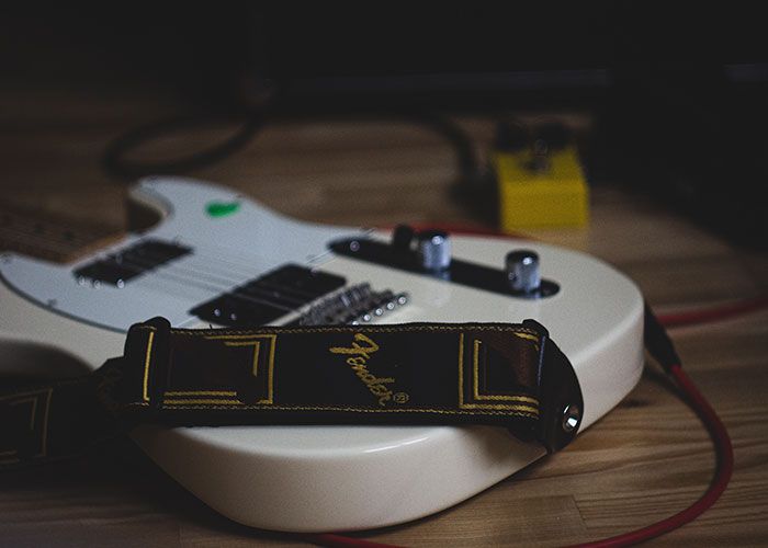 Mon père m’a acheté une magnifique Fender Stratocaster pour mon 15e anniversaire. Elle était unique et magnifique. Je l’ai vendue à un magasin de guitares quand j’avais 20 ans parce que j’avais besoin d’argent. Je n’ai jamais eu le cœur de lui dire. J’en ai même trouvé une exactement pareille presque 10 ans plus tard, après être devenue financièrement stable. Je l’ai achetée en un instant. Il pense toujours que j’ai la guitare qu’il m’avait offerte pour mon anniversaire.