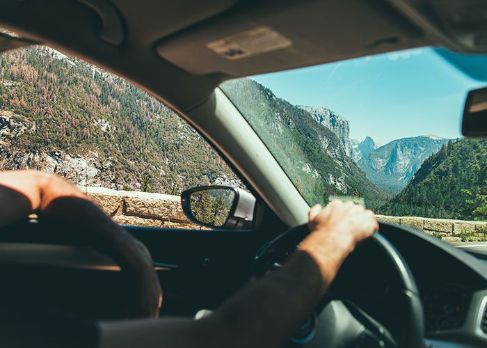 L’autre jour, alors que je rentrais d’un voyage en famille, mon compagnon m’a proposé de conduire les 9 heures de route qui me séparaient de la maison, puisque c’est moi qui nous y ai conduits. Je dormais avec sa veste sur ma tête, alors j’ai fait semblant de dormir. Alors que je me rendormais, j’ai de nouveau pété. aussi fort. aussi puant. J’ai continué à faire semblant de dormir, mais je l’ai entendu étouffer des gloussements.